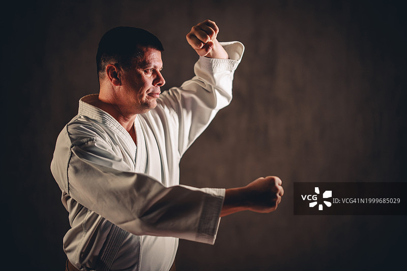 穿白色和服的中年男人练习空手道图片素材