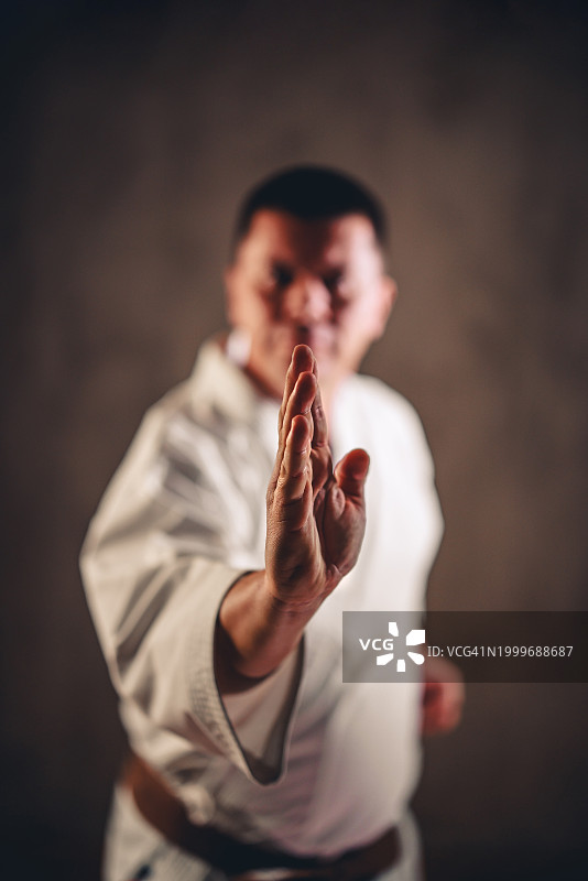 穿白色和服的中年男人练习空手道图片素材