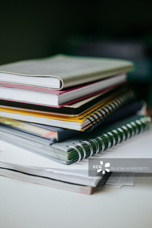 环形笔记本和学生笔记的堆叠图片素材