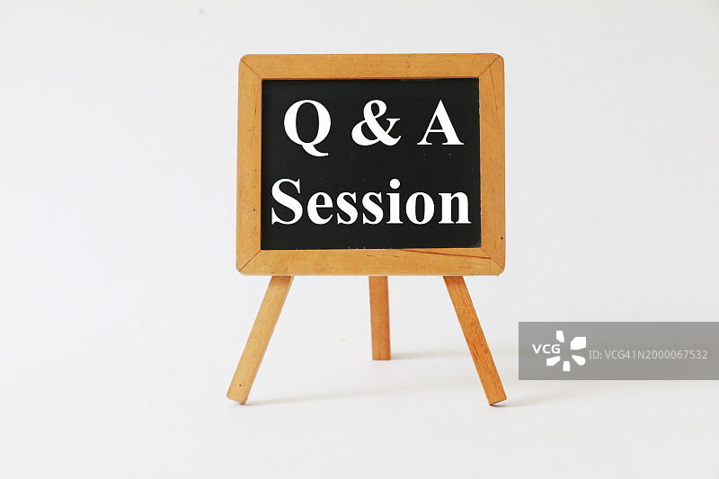 迷你黑板上的问答环节图片素材