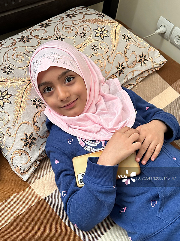 在床上的一名穆斯林女子图片素材