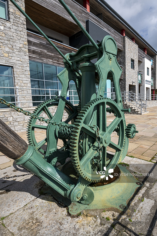 威尔士北部卡那封码头旁的老式起重机图片素材