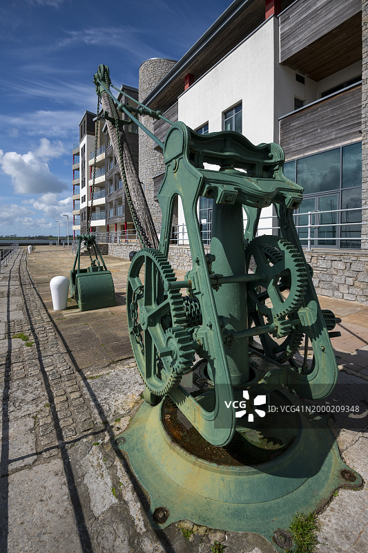 威尔士北部卡那封码头旁的老式起重机图片素材