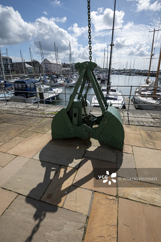 威尔士北部卡那封码头旁的老式起重机图片素材