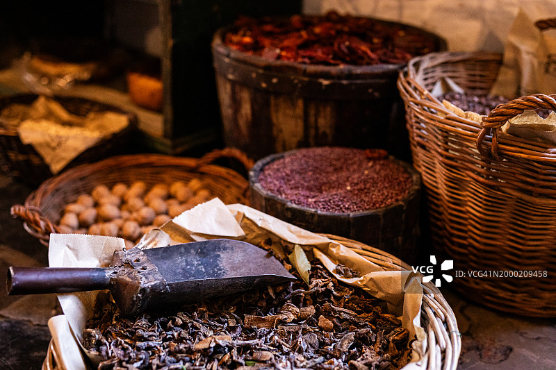 市场上出售的干蘑菇图片素材