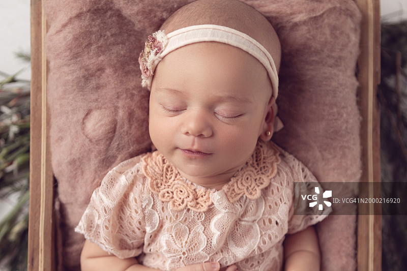 睡在盒子里的新生女婴图片素材