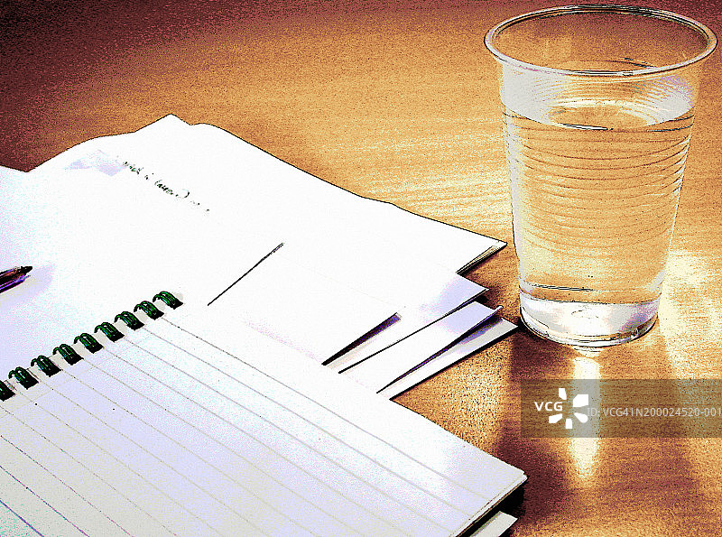水杯和记事本图片素材