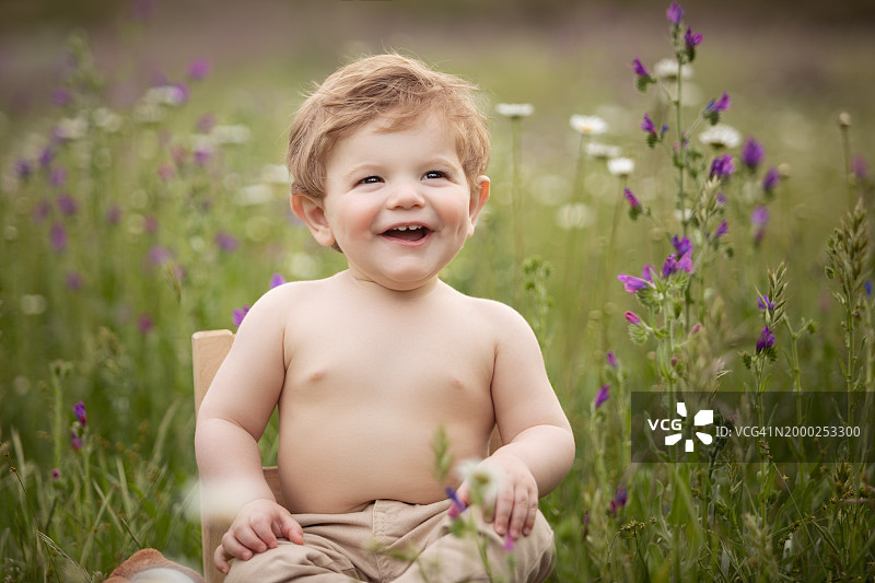 日落时分美丽的一岁男孩肖像图片素材