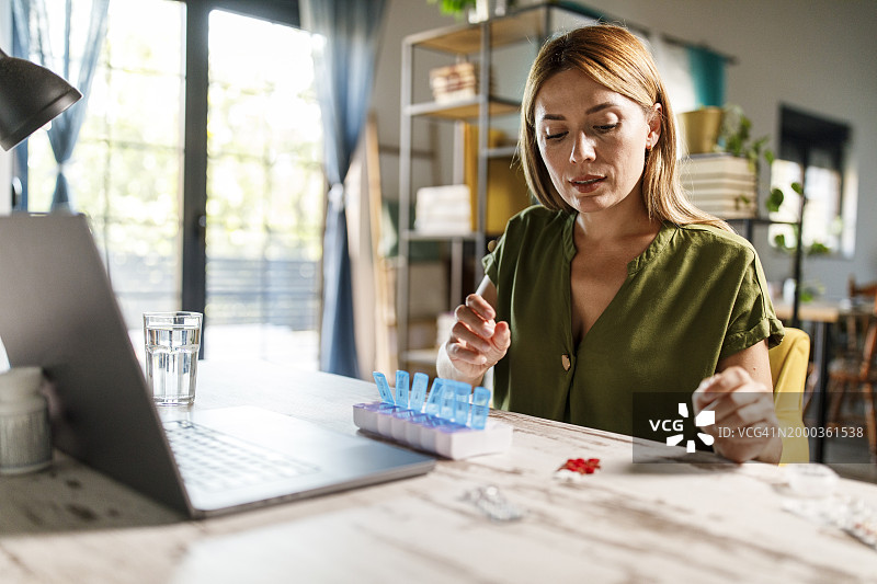 女人在药盒里整理药物图片素材