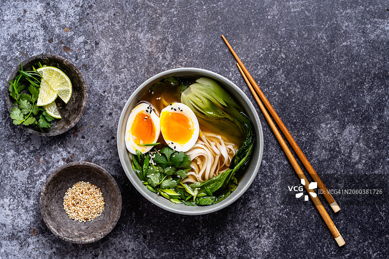 味增拉面碗配小白菜、葱、香菜和溏心蛋图片素材