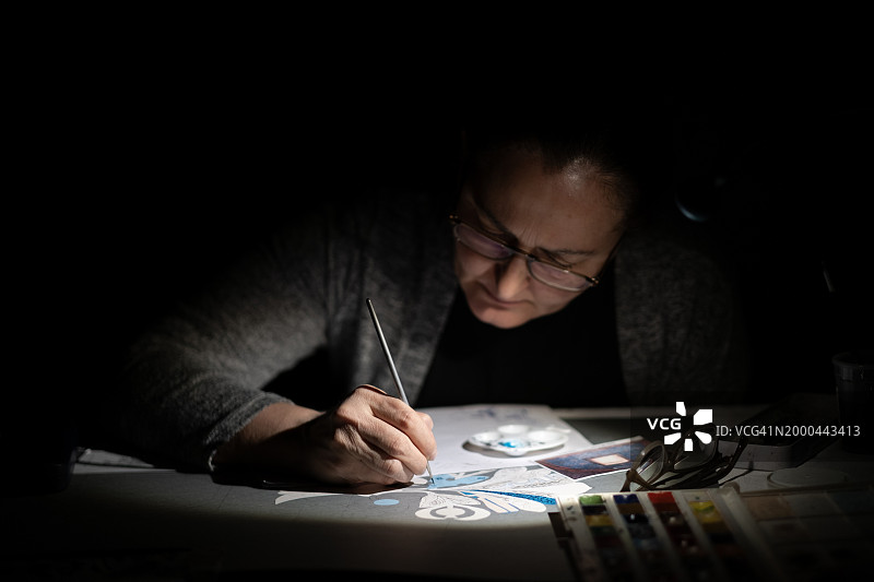 在家绘画的中年妇女图片素材