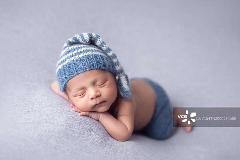 正在睡觉的新生男婴图片素材