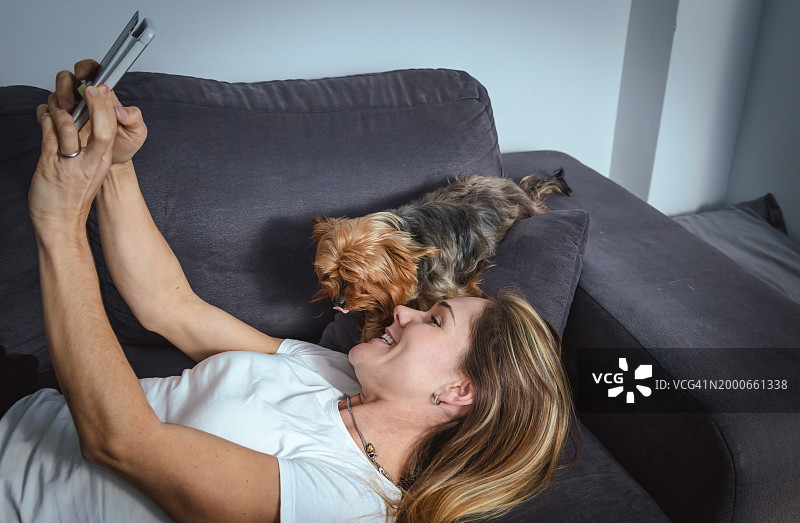 狗和主人图片素材