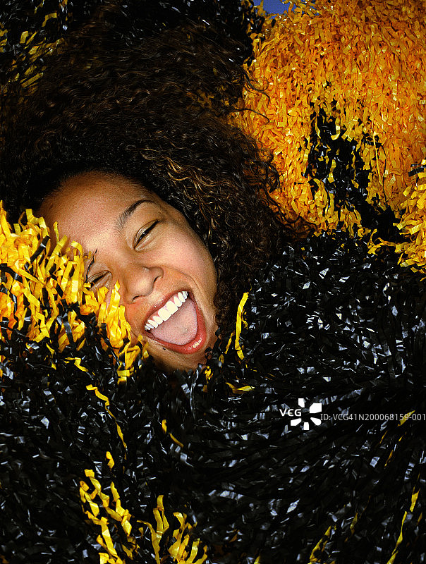 啦啦队员手持彩球的特写肖像，笑容满面图片素材