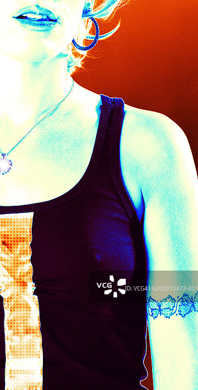 穿着背心的年轻女子（中部）图片素材