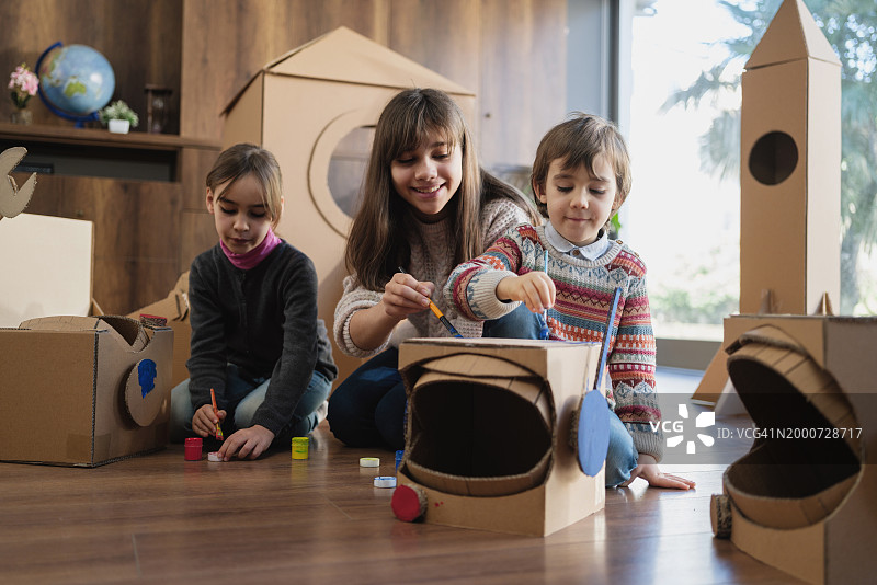 孩子们在家做手工，用纸板制作太空头盔图片素材