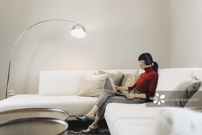 女商人坐在沙发上进行视频通话图片素材