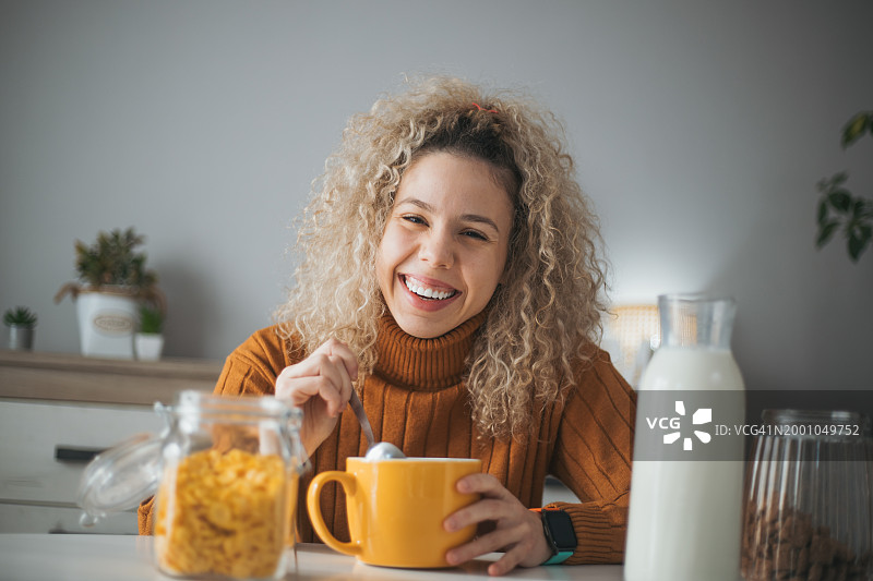 在家享用早餐图片素材