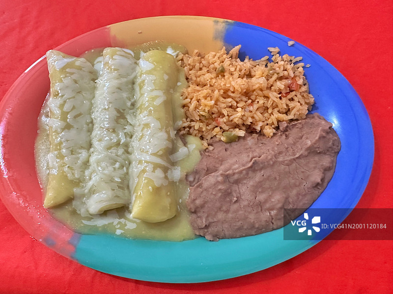 配米饭和豆子的绿色墨西哥卷饼图片素材