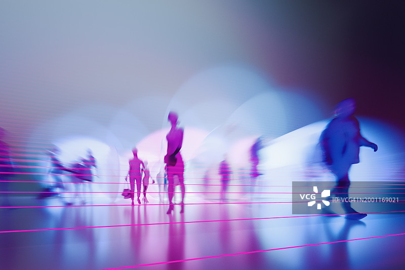 抽象玻璃碎片之间的人们剪影图片素材