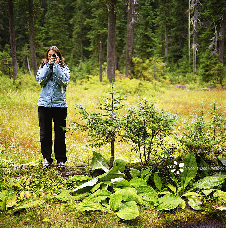 女人在户外用数码摄像机拍摄图片素材