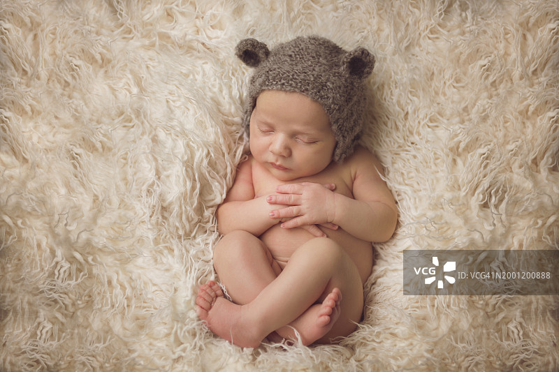 正在睡觉的新生男婴图片素材