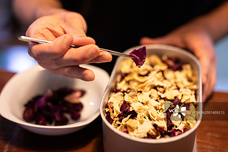 美食厨师挑选食材图片素材