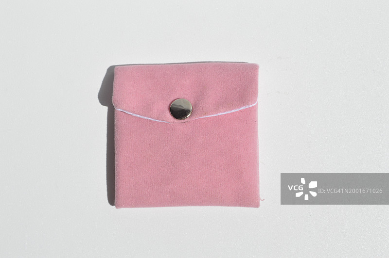 粉色天鹅绒信封小袋图片素材