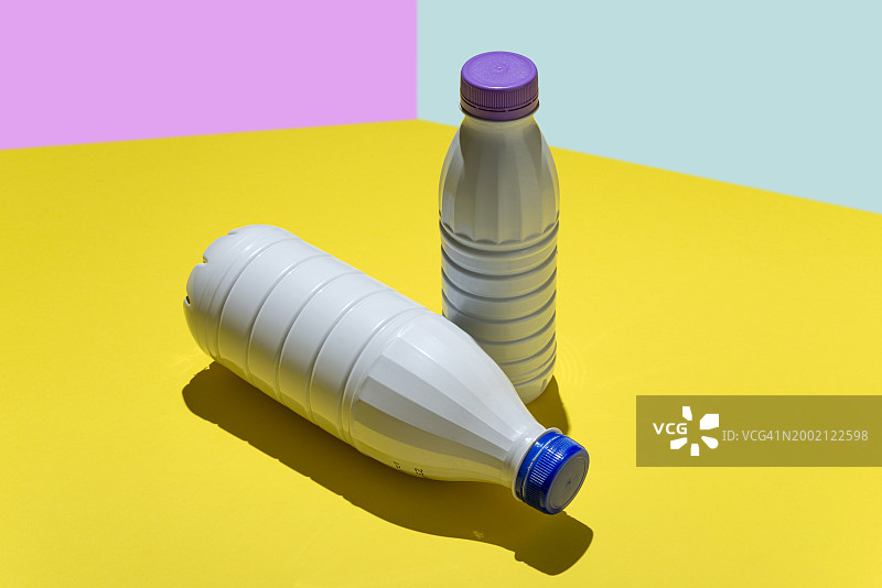 空的塑料牛奶瓶图片素材
