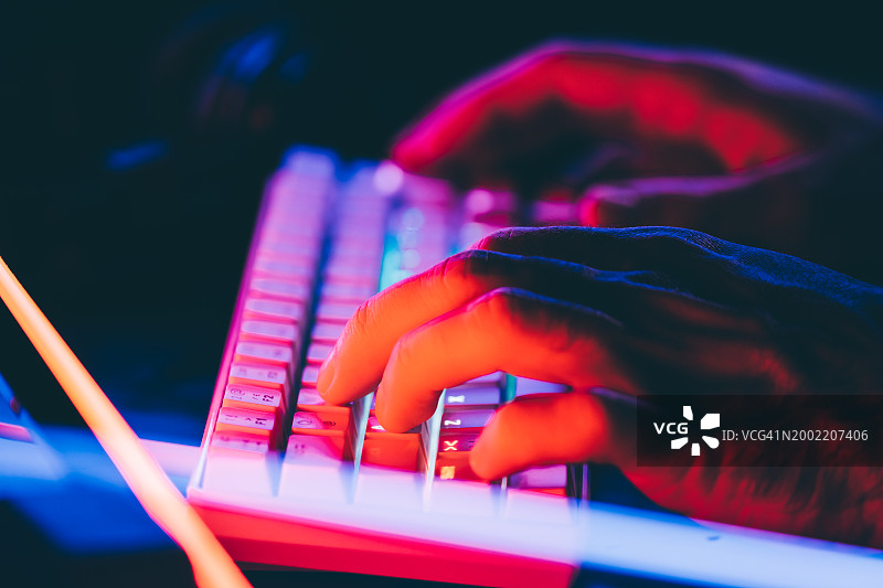 手持RGB键盘图片素材