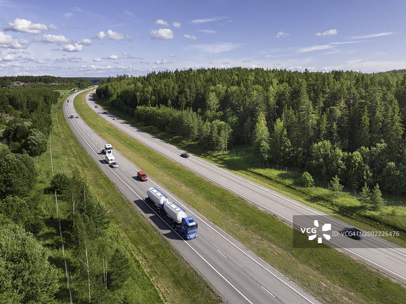 夏季公路上的油罐车图片素材