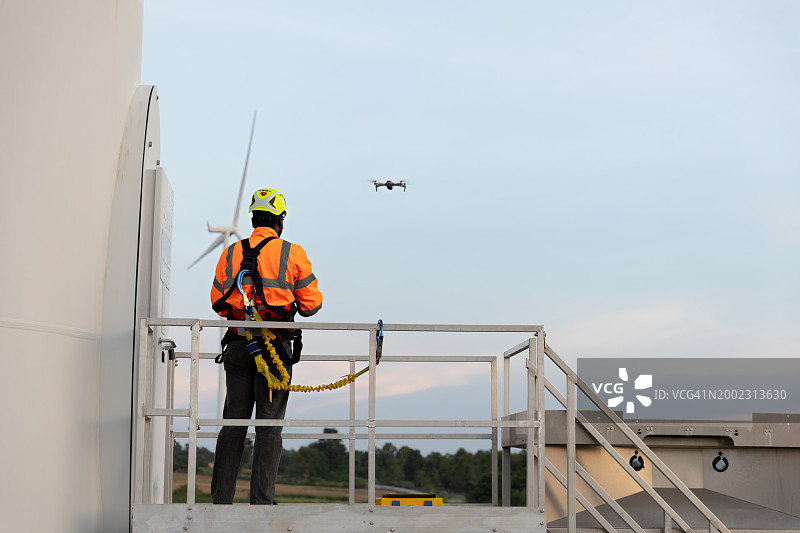技术员操作无人机进行风力涡轮机检查图片素材