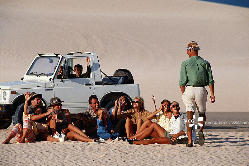 一群人坐在沙滩上微笑图片素材