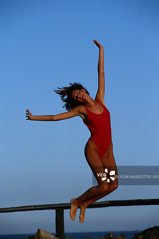 张开双臂在半空中的女人图片素材