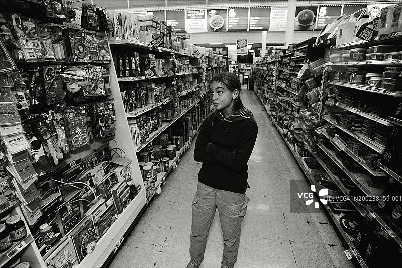 在玩具店里的女孩图片素材