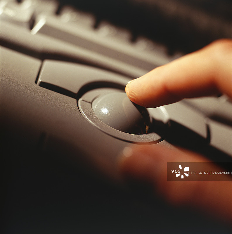 男人使用笔记本电脑鼠标，手指特写图片素材