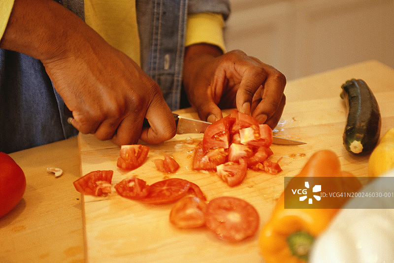 男人切西红柿，手部特写图片素材