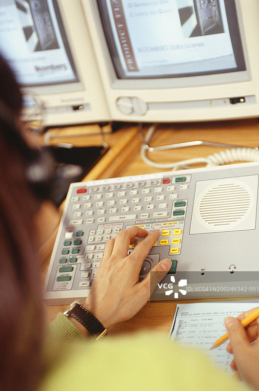 女人在交易室使用电脑图片素材