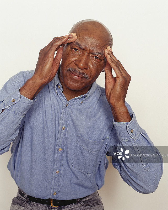 男人按摩太阳穴图片素材