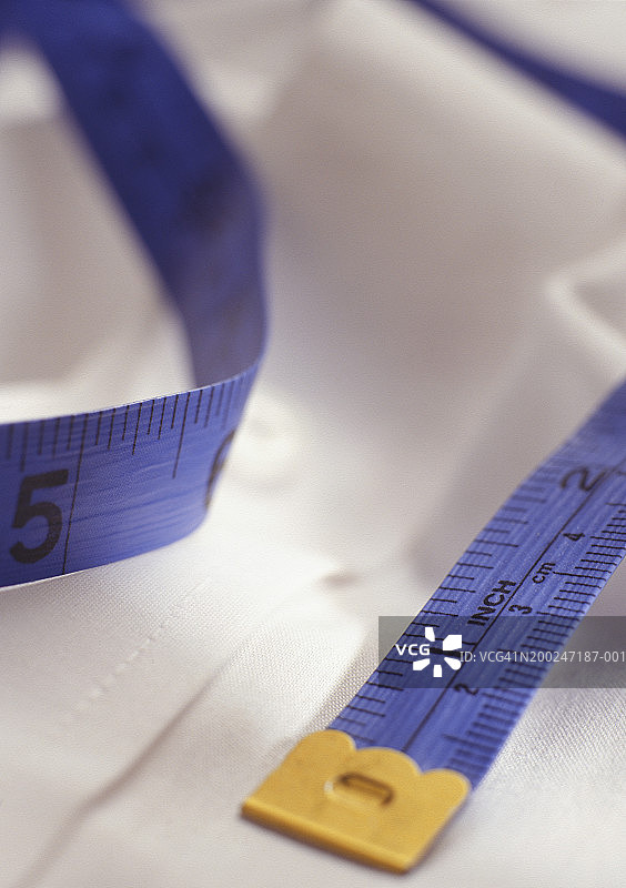 白色衬衫上的卷尺（特写）图片素材