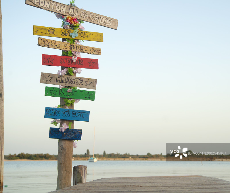 法国阿尔卡雄湾的方向指示牌图片素材