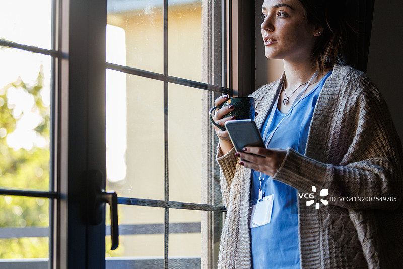 护士休息时间用智能手机浏览网络图片素材