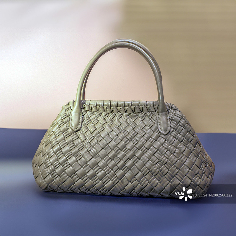 优雅的编织皮革手提包图片素材