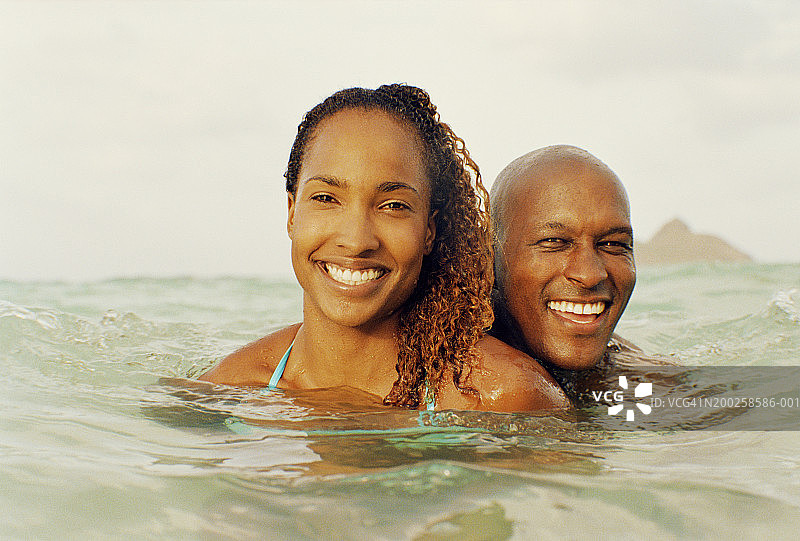 在海中拥抱微笑的情侣特写肖像图片素材