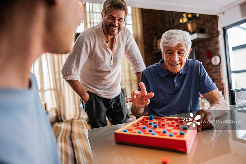 一家人在家玩跳棋游戏图片素材