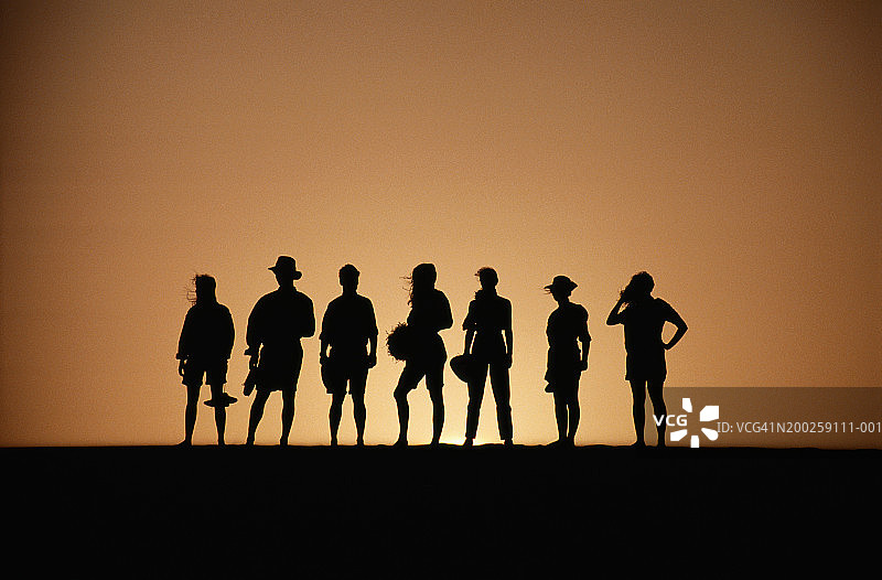 一排站立的人群剪影图片素材