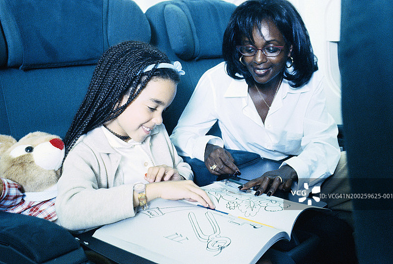 女人在家辅导女儿画飞机图片素材