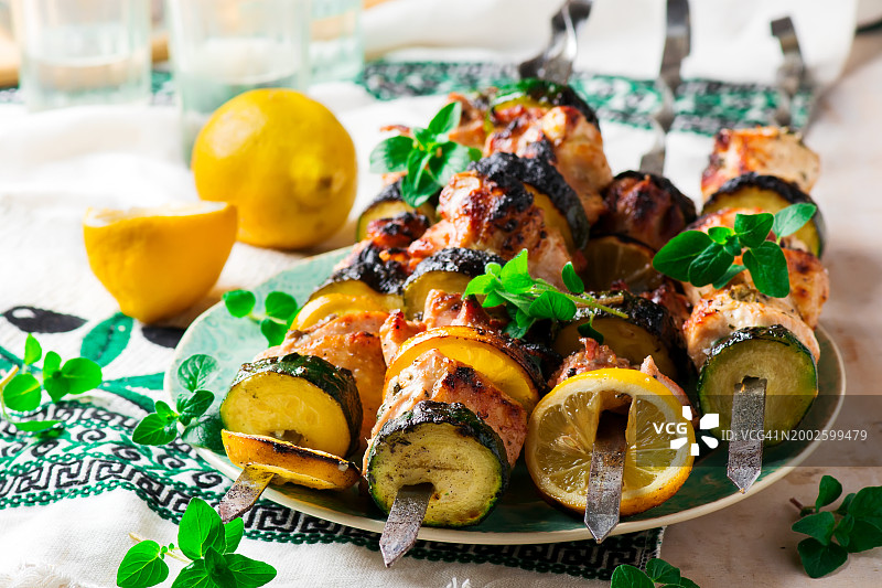 希腊风味鸡肉串配西葫芦和柠檬图片素材
