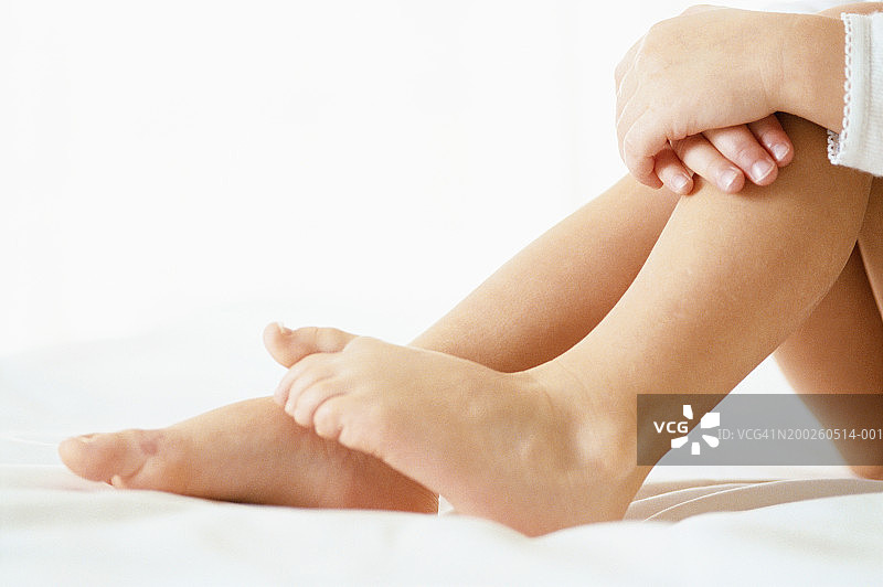 坐着的男孩（2-3岁），特写，低角度图片素材