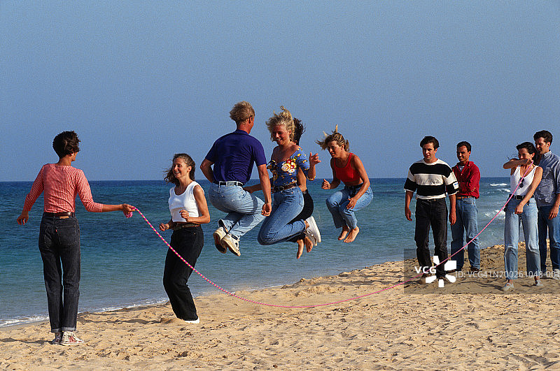一群人在海滩玩耍图片素材